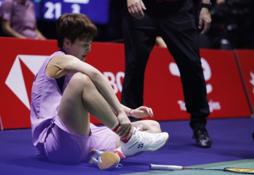 陈雨菲横扫安洗莹！赛后瘫倒在地并一瘸一拐，决赛复仇冲大满贯！